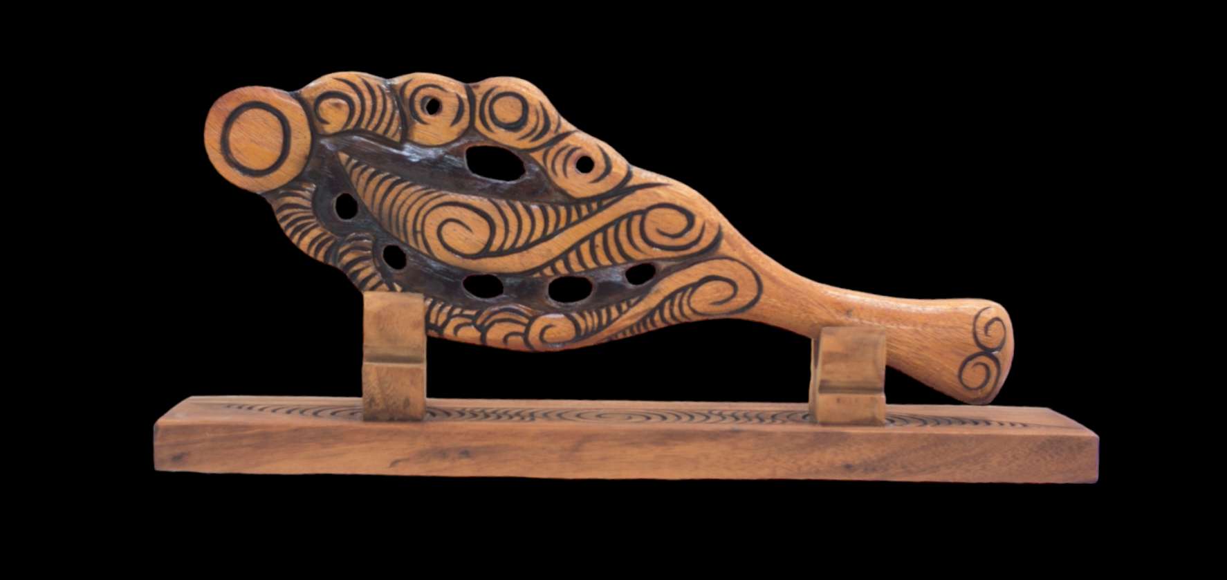 Kowhai maori Patu on stand