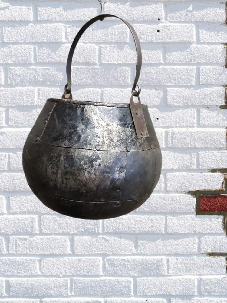 KUDAL VINTAGE IRON POT