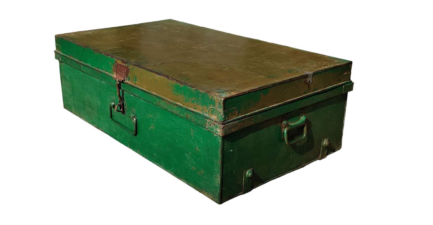 VINTAGE METAL TRUNK