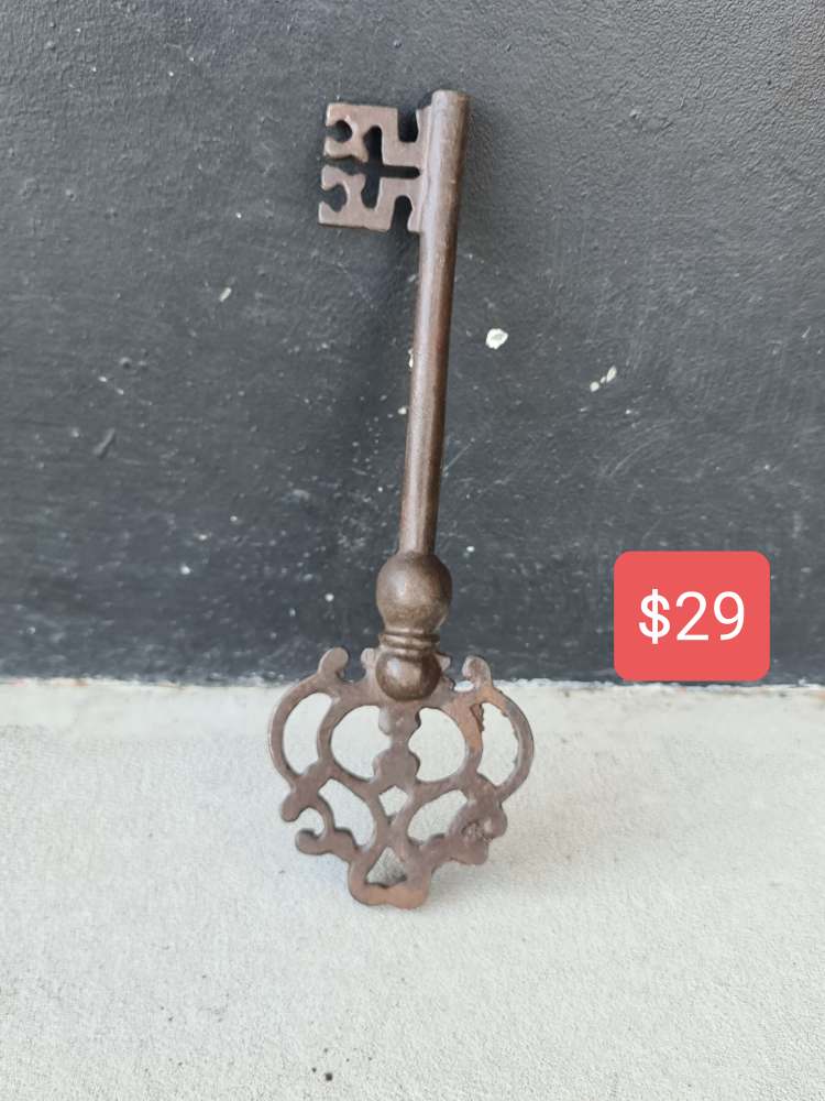 VINTAGE INDIAN IRON KEY