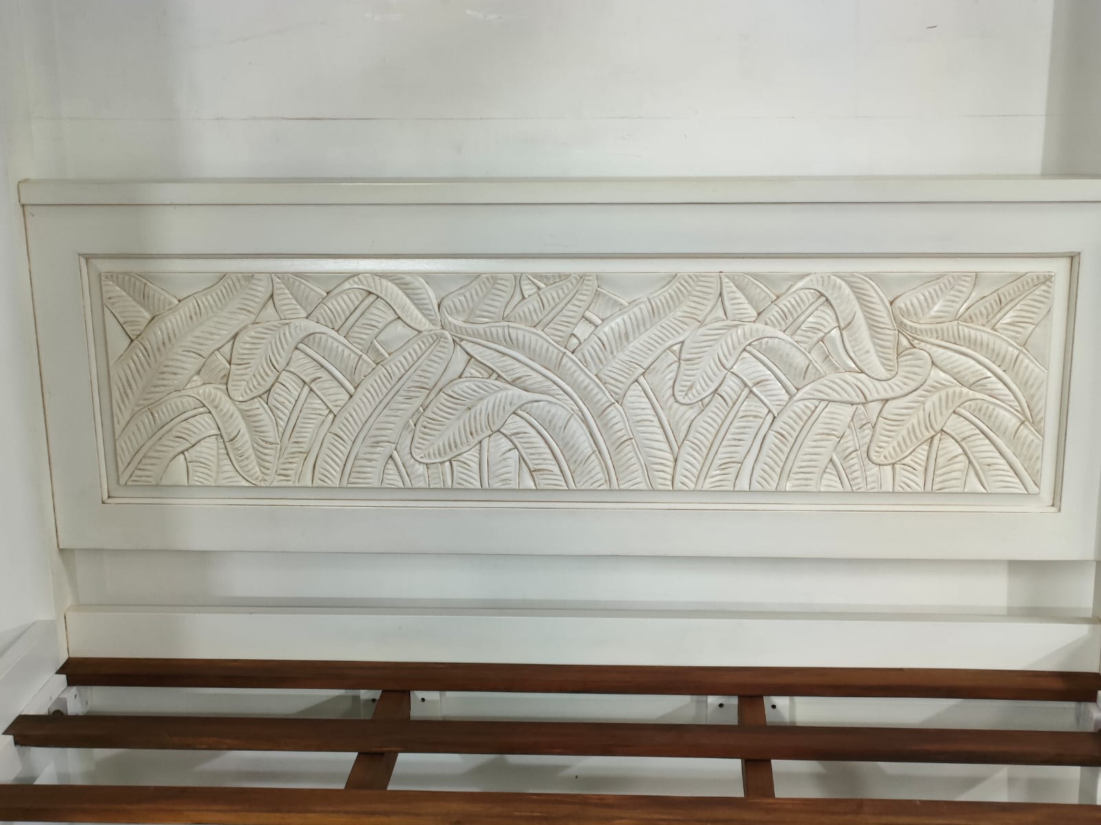 MARA LEAF CARVED POSTER BED