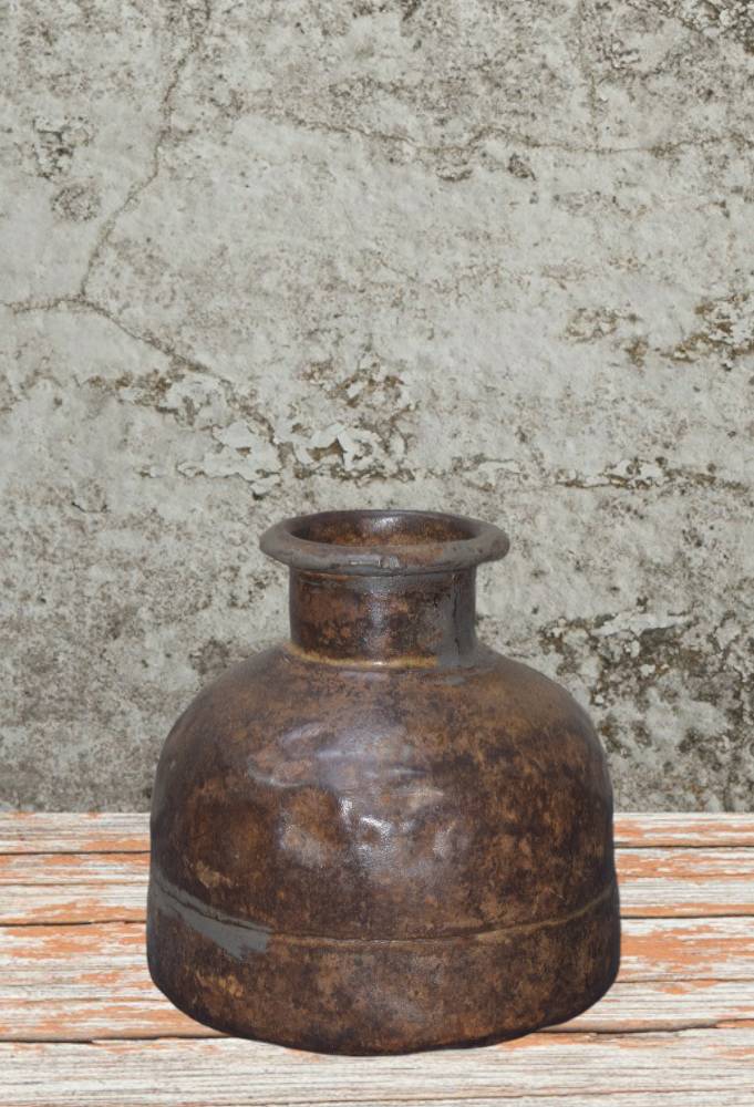 VINTAGE IRON POT (Kota)