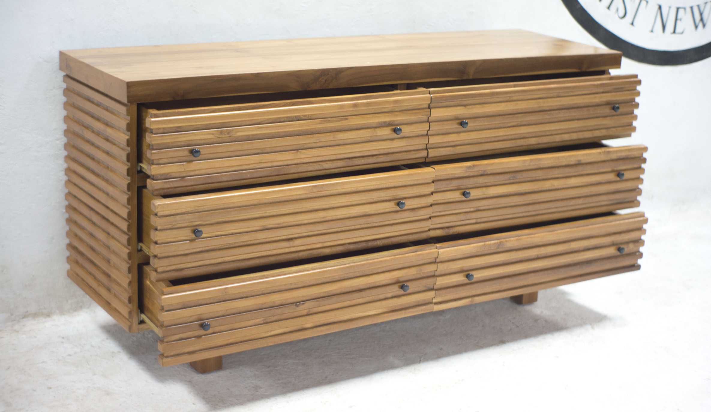 LINEAR SIDEBOARD