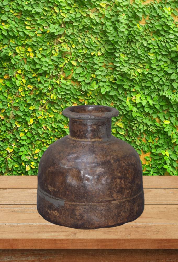 VINTAGE IRON POT (Kota)