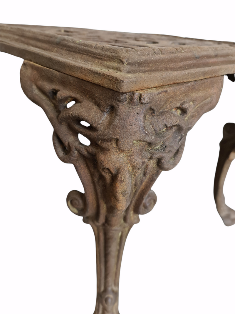 Roma cast iron Table
