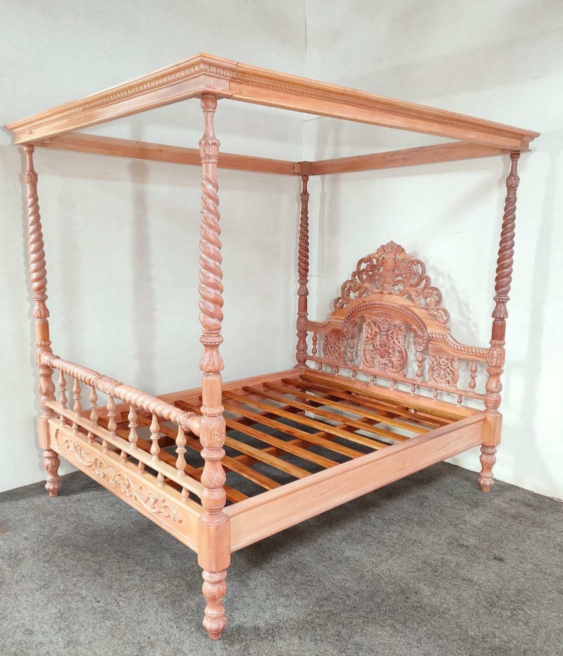 VICTORIAN FOUR POSTER CANOPY BED