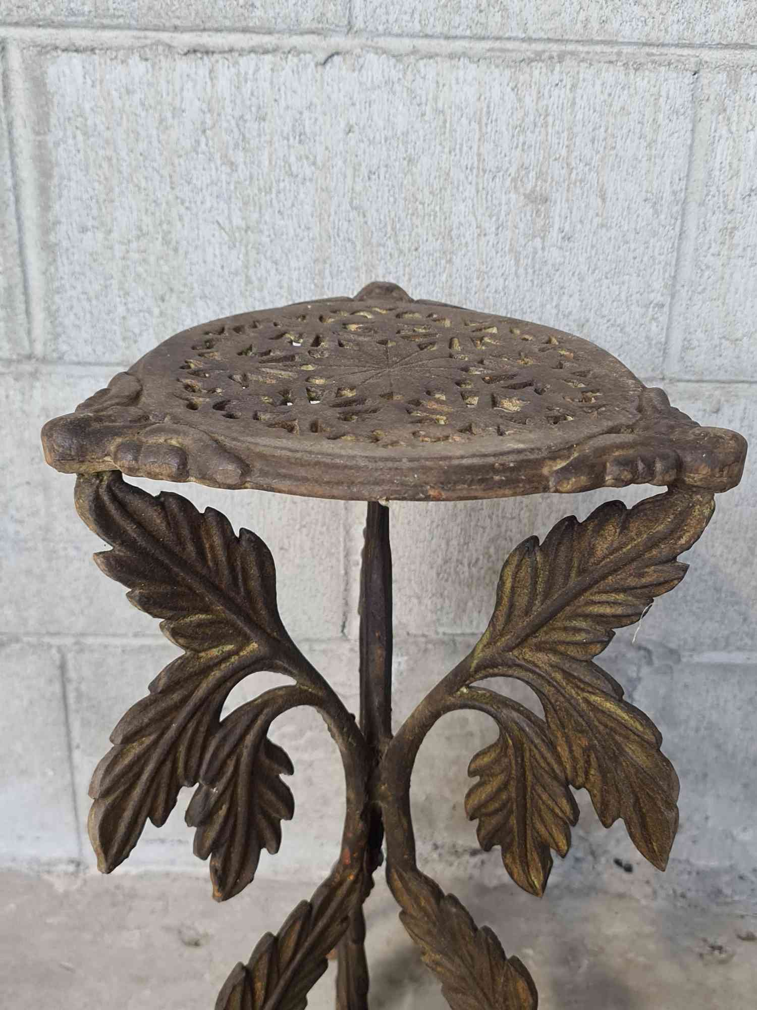 Cast iron Leaf stand