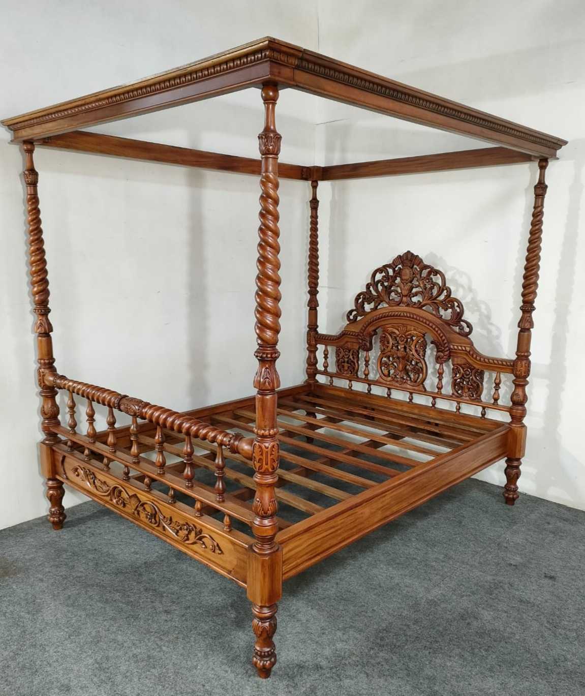 VICTORIAN FOUR POSTER CANOPY BED