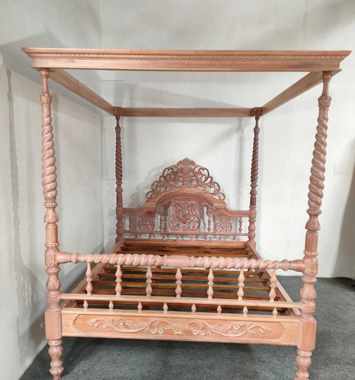VICTORIAN FOUR POSTER CANOPY BED