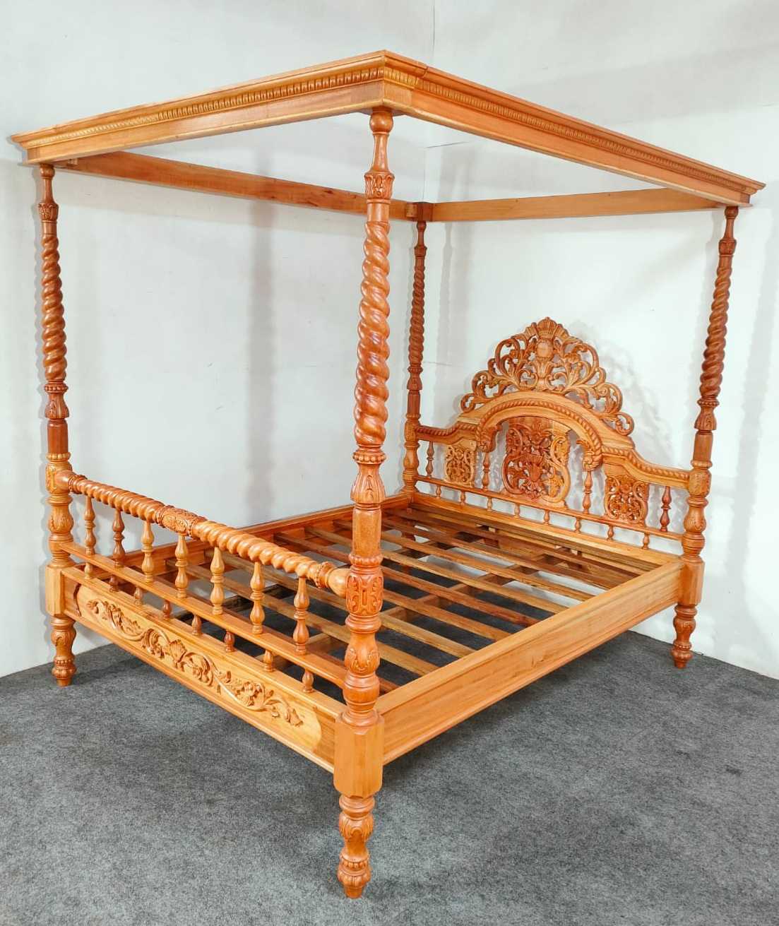 VICTORIAN FOUR POSTER CANOPY BED