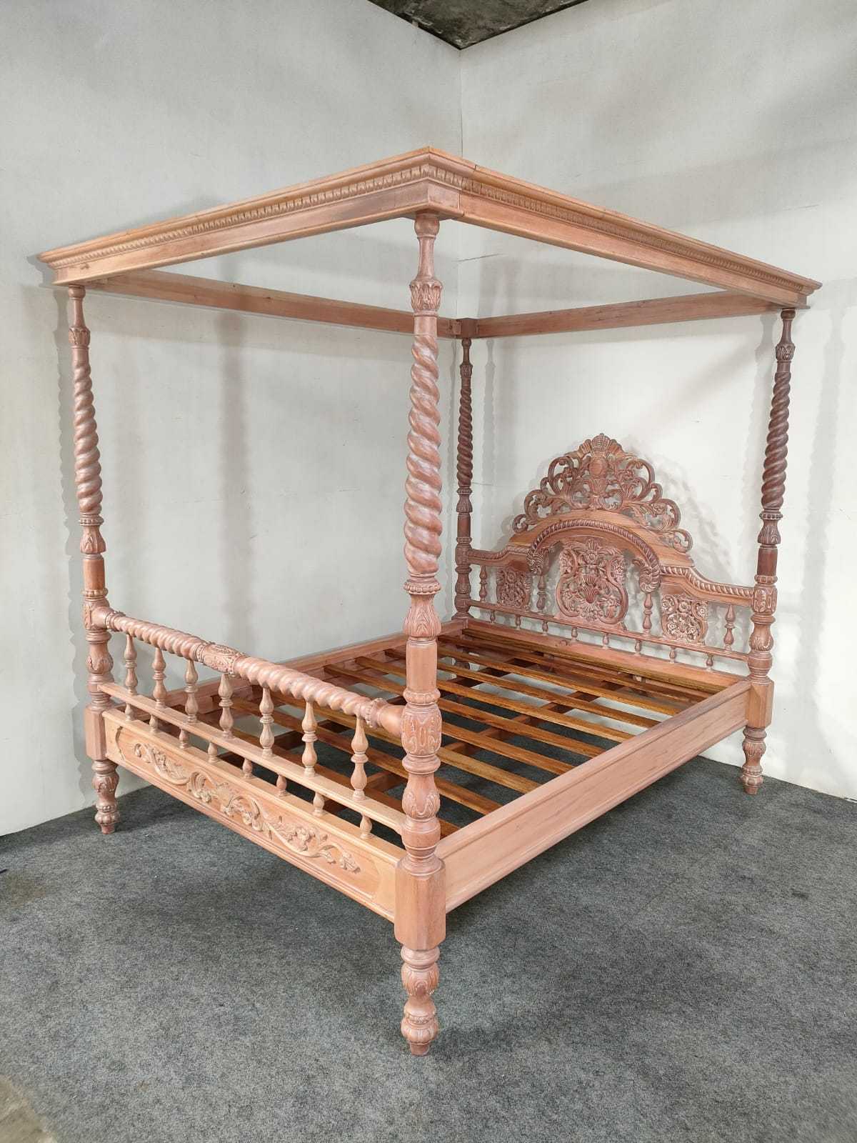 VICTORIAN FOUR POSTER CANOPY BED
