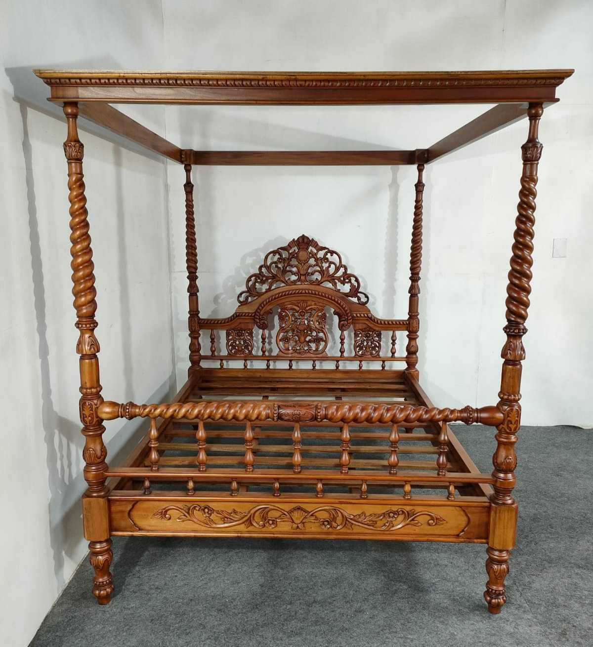 VICTORIAN FOUR POSTER CANOPY BED