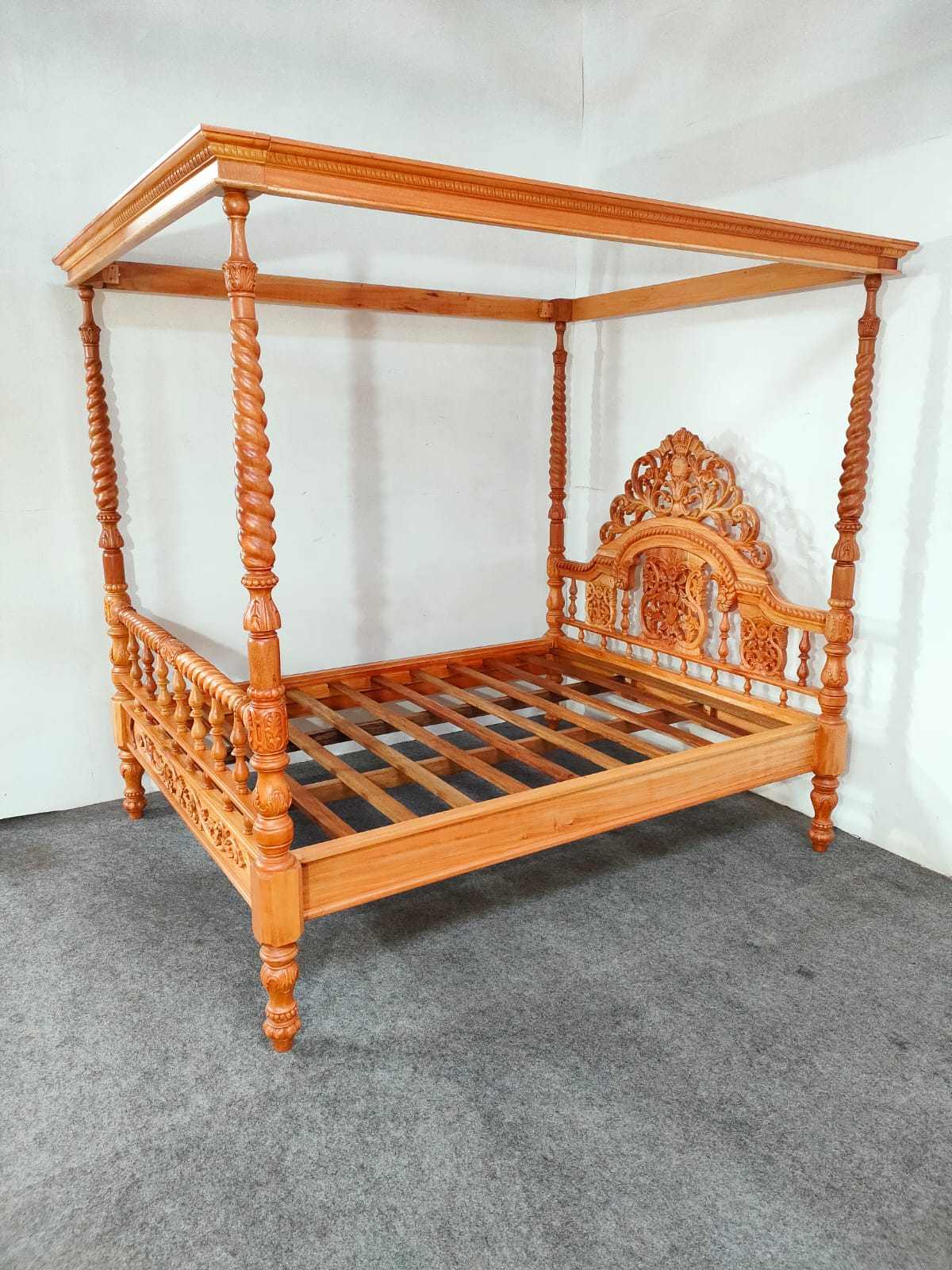 VICTORIAN FOUR POSTER CANOPY BED