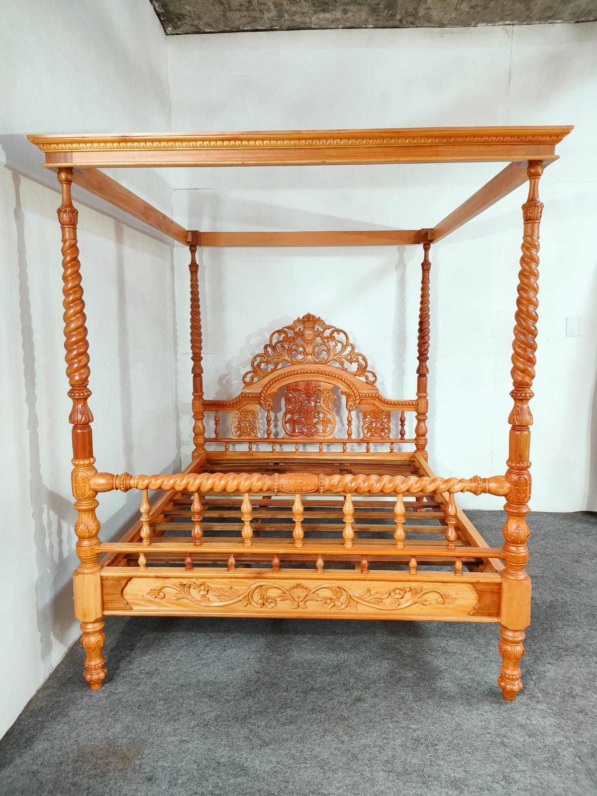VICTORIAN FOUR POSTER CANOPY BED
